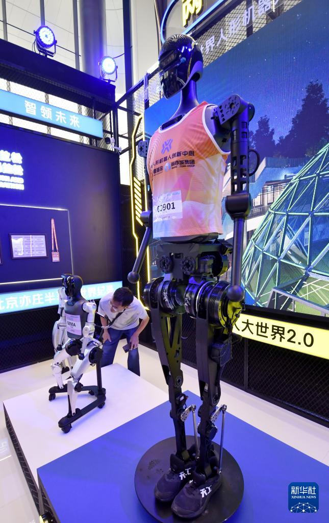 中國經(jīng)濟(jì)樣本觀察·企業(yè)樣本篇丨從蹣跚學(xué)步到健步如飛——人形機(jī)器人“天工”如何進(jìn)化而來？