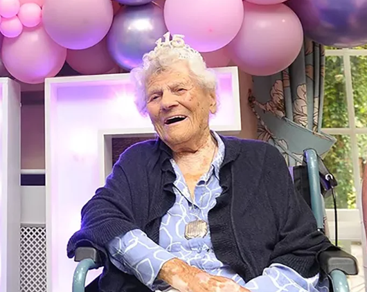 “直到快100歲才放棄開車” 在世最長壽老人迎來116歲生日