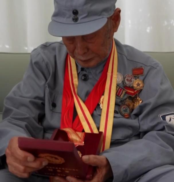 103歲抗戰老兵：三聲“不容易” 道盡愛國情