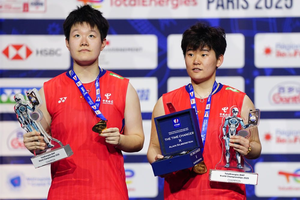 羽毛球世錦賽：石宇奇終“封王” “00后”劉圣書/譚寧問鼎女雙