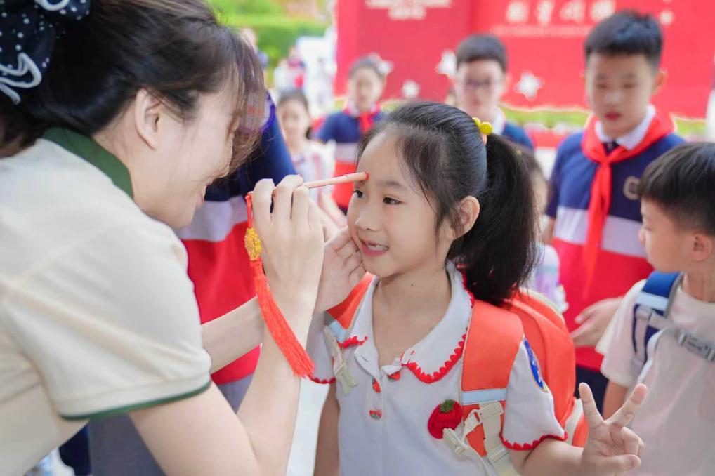 新華全媒+丨成長再出發 全國中小學生迎來新學期