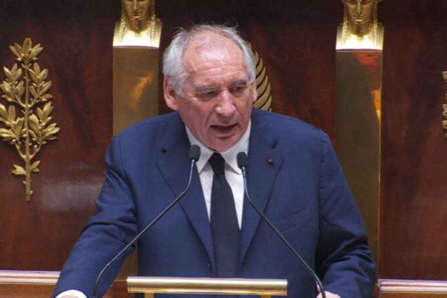 法國總理貝魯抵達愛麗舍宮向總統馬克龍遞交辭呈