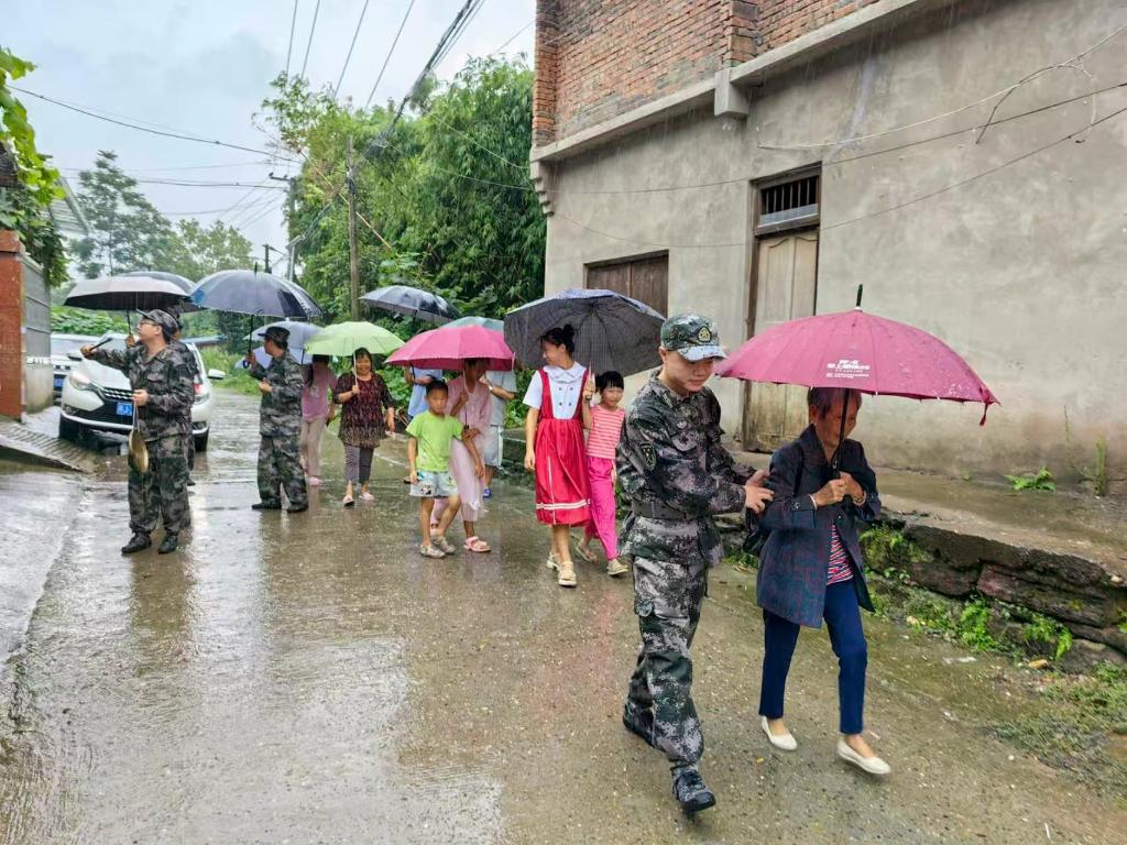黨旗在基層一線高高飄揚(yáng)丨護(hù)民助農(nóng)暖人心——記抗洪搶險(xiǎn)中的四川蓬溪縣紅江鎮(zhèn)“紅色沖鋒隊(duì)”