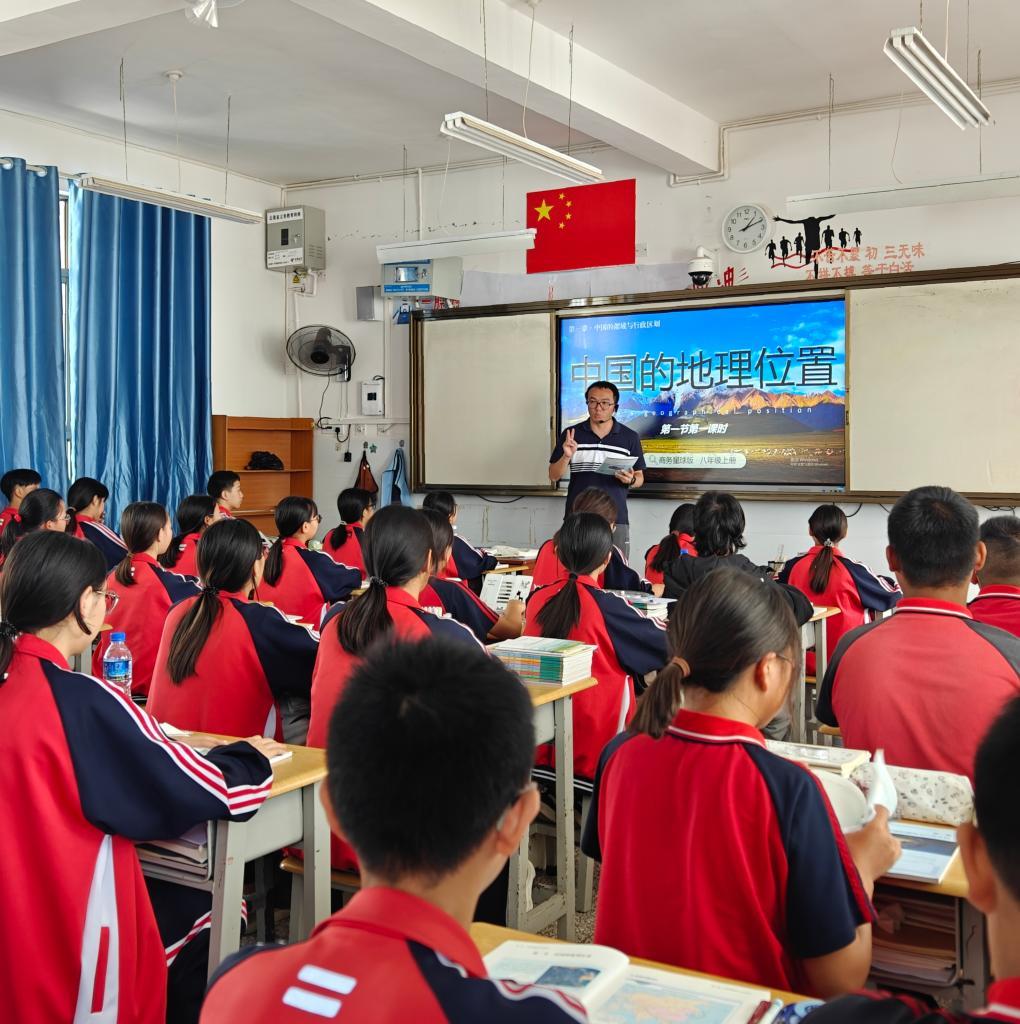 報(bào)效祖國 建功西部丨鄉(xiāng)村支教老師李微楠：做孩子們“看世界的引路人”