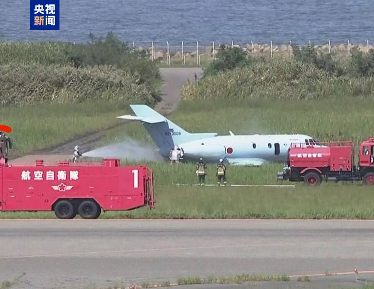 日本航空自衛隊一飛機著陸時沖出跑道