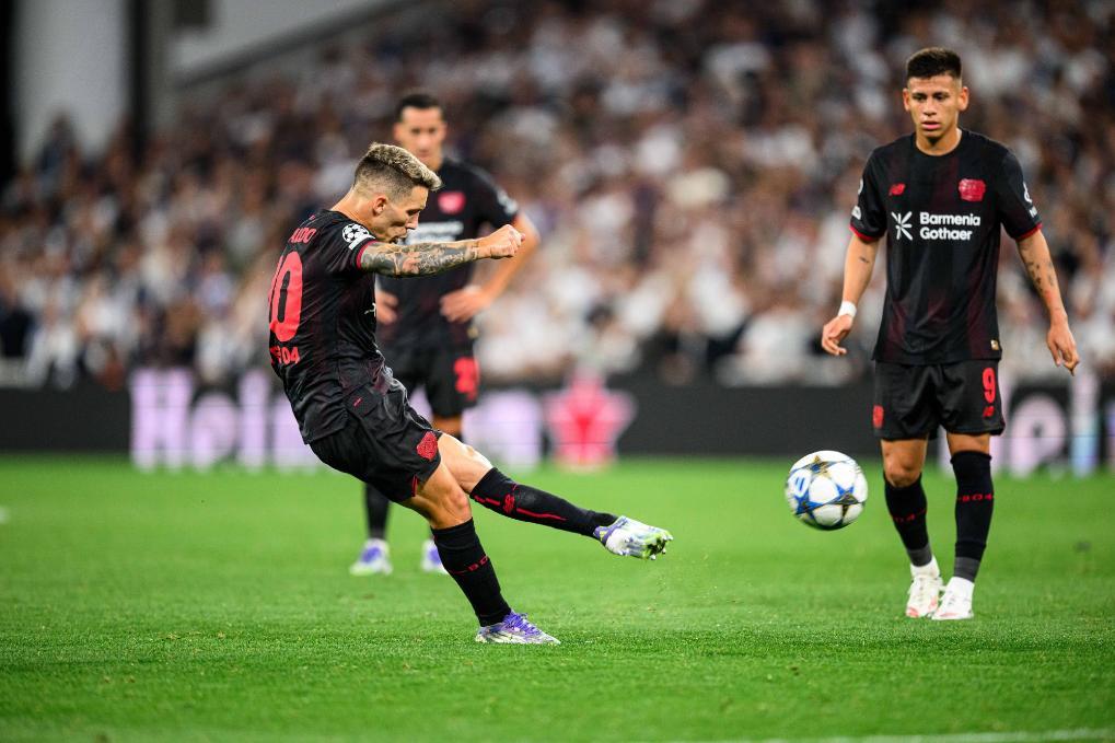 兩場比賽進三粒任意球 勒沃庫森后衛神奇腳法閃耀足壇