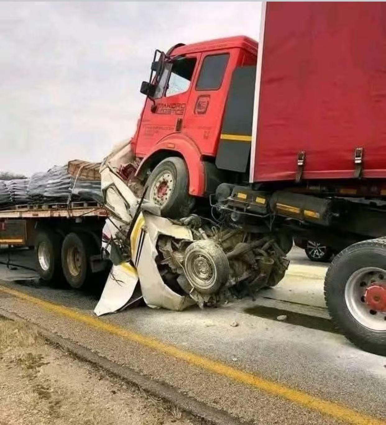 南非北部發生交通事故 造成13人死亡