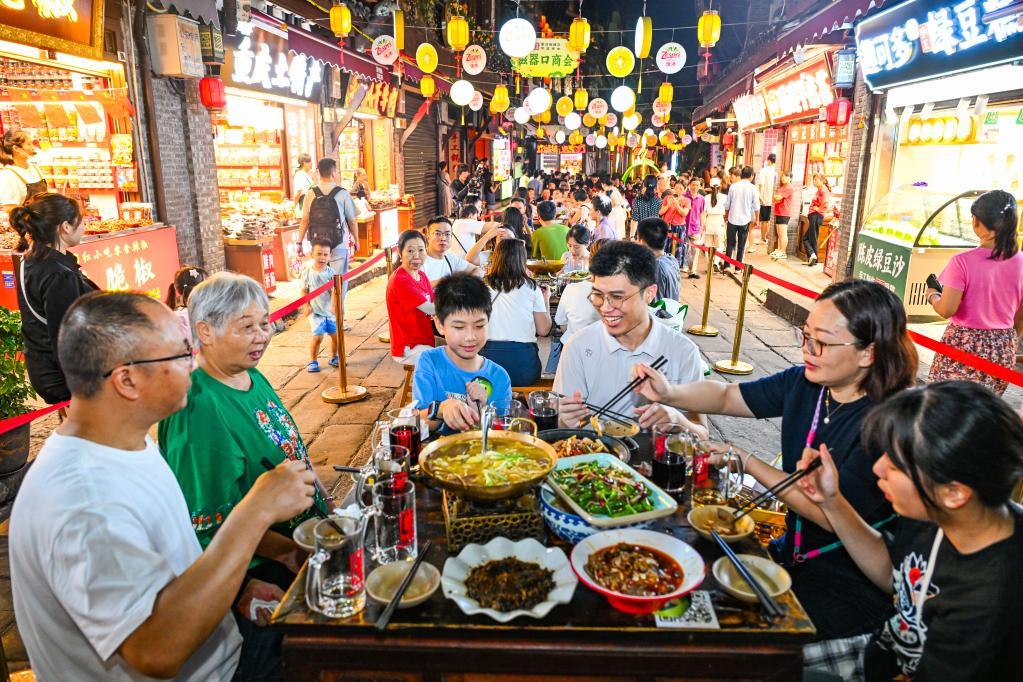 新華財經丨為一道美食赴一座城！這波“舌尖上的旅行”你加入了嗎？