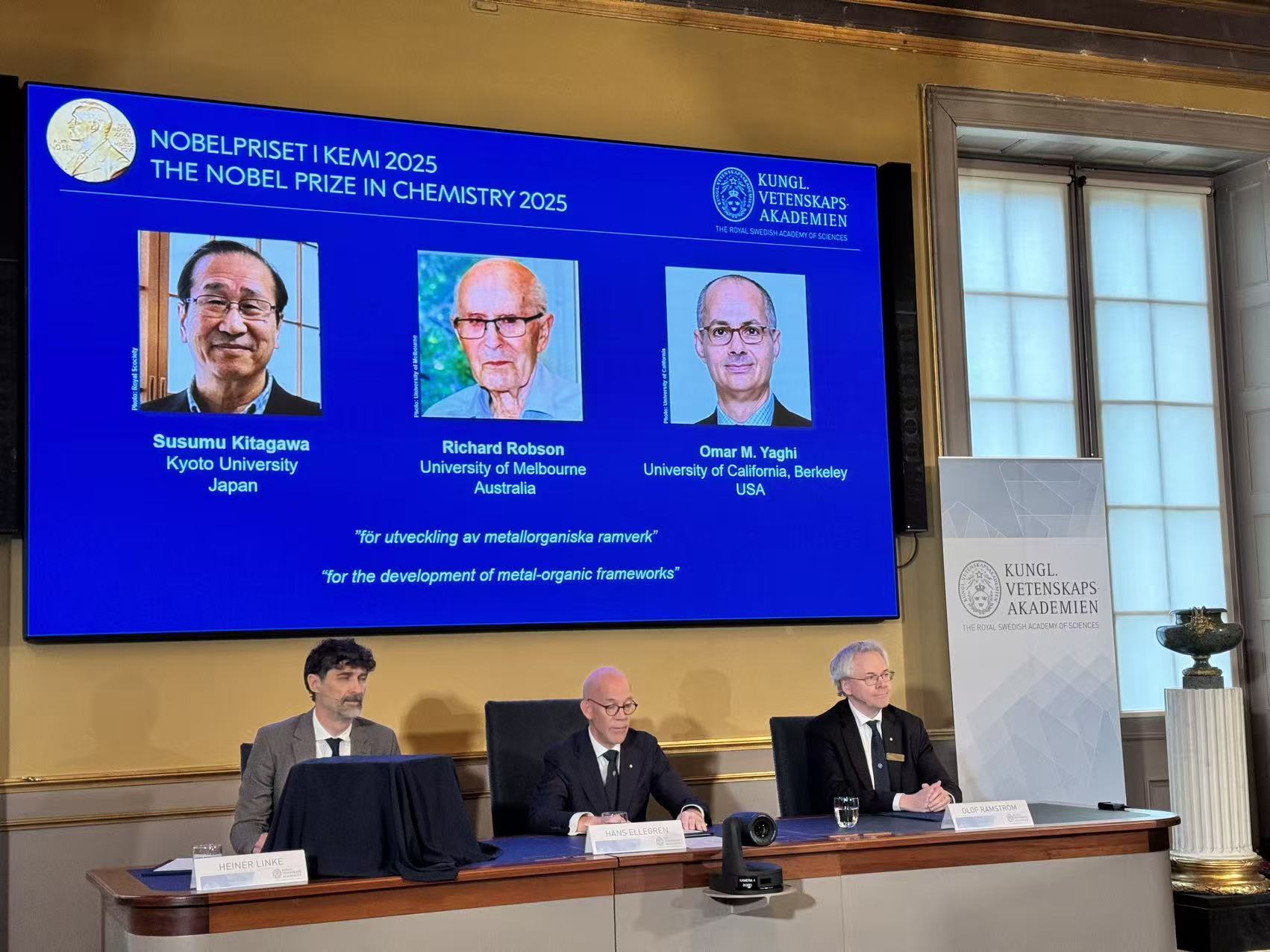 因金屬有機骨架化合物領(lǐng)域貢獻(xiàn) 3人獲2025年諾貝爾化學(xué)獎