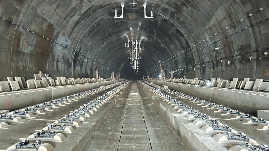 西康高鐵正式啟動全線鋪軌