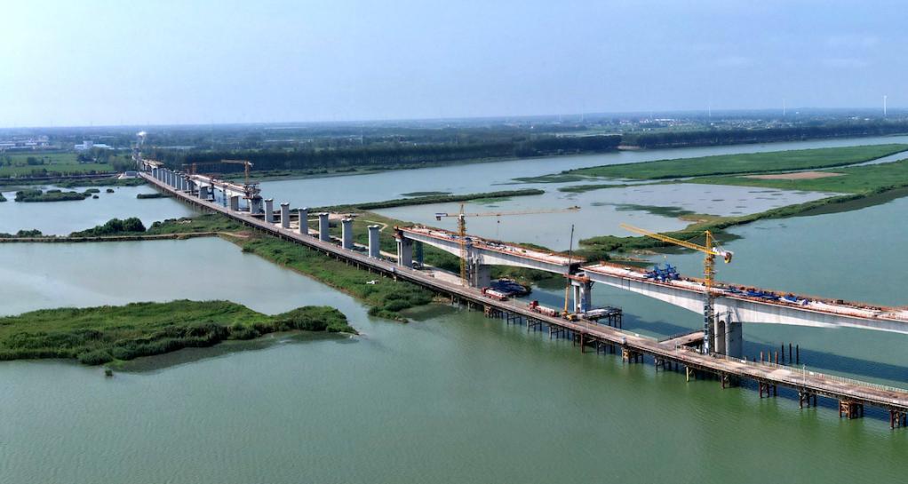 寧淮城際鐵路跨淮河入江水道段連續梁全部合龍