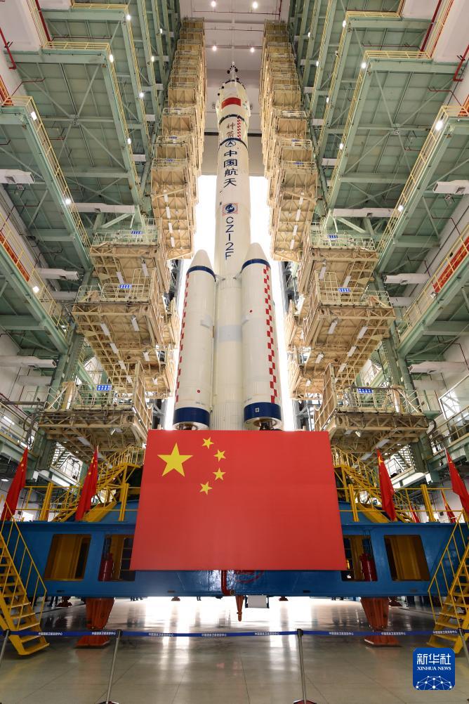 神舟二十一號計劃近日擇機實施發(fā)射 船箭組合體轉(zhuǎn)運至發(fā)射區(qū)